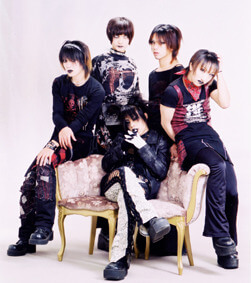 E12FFF1E's tweet photo. Liberutéってバンド知ってる人いる？ 2001〜2004年に長野で活動してて、「ILLUSION ~イリュージョン~」って1枚音源出してる！ 2002-03-26のオムニバスにも参加してた！ この音源持ってる人いたらDMでシェアしてほしい… COOKYのメンバー3人がいたバンドだからずっと探してる！！ 助けてくれたら本当に感謝する！！ 読んでくれた人ありがとう！！🙏