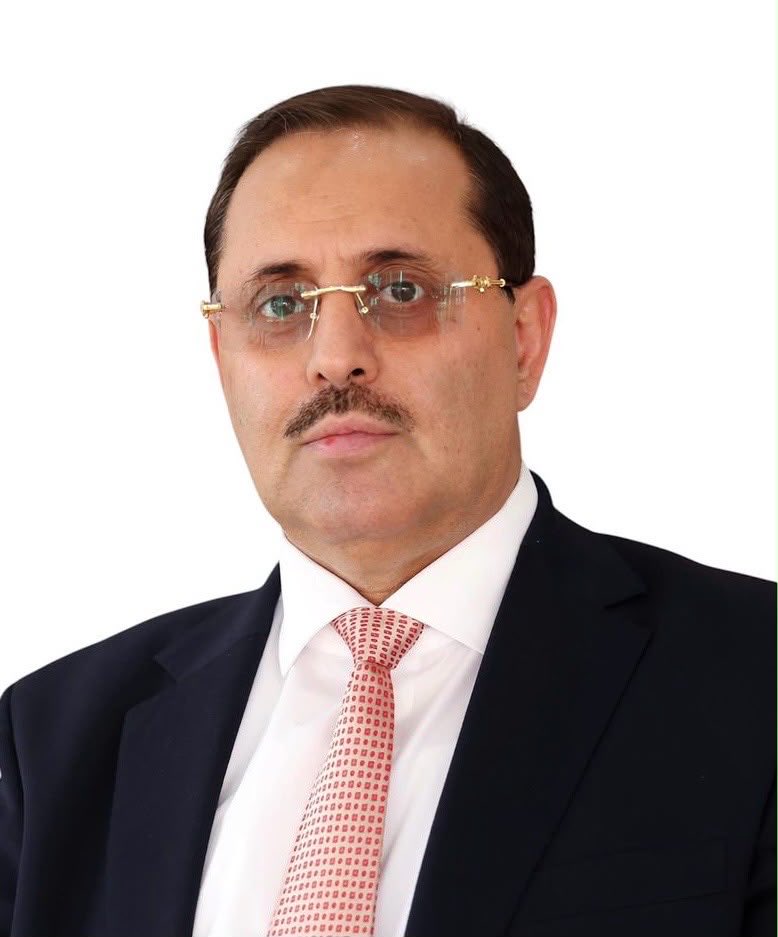 DrAbdullah_AbuH's tweet photo. أبو حورية يعزي في وفاة عضو البرلمان الشقذة
بعث الدكتور عبدالله أبو حورية وزير الدولة لشؤون مجلسي النواب والشورى برقية عزاء ومواساة الى محمد احمد الشقذة واخوانه وكافة ال الشقذة ، في وفاة والدهم عضو مجلس النواب، الشيخ أحمد هادي الشقذة الصريمي الذي انتقل الى رحمة الله بعد حياة حافلة بالعمل الوطني.
وأشاد أبو حورية في برقية العزاء بالسيرة الوطنية والنضالية التي جسدها الفقيد   خلال حياته، حيث ان اليمن خسر برحيلة شخصية وطنية واجتماعية ومناضلا جمهوريا. اضطلع بأدوار سياسية واجتماعية مختلفة وتشريعية، كما كان مدافعا عن الجمهورية والشرعية الدستورية ورافضا للانقلاب الحوثي، وتوج مسيرته الوطنية في المساهمة في معركة استعادة مؤسسات الدولة المختطفة.
وعبر أبو حوارية عن خالص تعازيه ومواساته لابناء واخوان الفقيد ، وجميع أفراد اسرته وزملائه، داعياً الله عز وجل أن يتغمده بواسع رحمته ومغفرته ويسكنه فسيح جناته، وأن يلهمهم الصبر والسلوان.
انا لله وانا اليه راجعون
