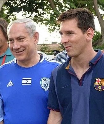 perezrrow's tweet photo. requisitos para que te regalen partidos, copas, y casualmente en todos los partidos haya penales a tu favor, 
ser amigo del genocida de netanyahu 
darle la mano a un violador y asesino 
y el más importante, besar el muro culero https://t.co/MBPPCjMMFz