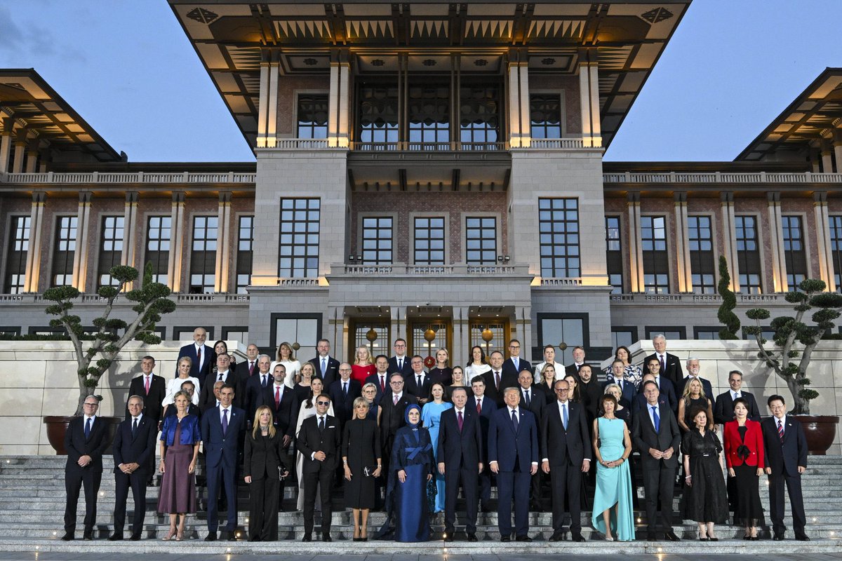 AvHalilFirat's tweet photo. Bugün Ankara’dan verilen mesaj nettir: Türkiye, sadece bulunduğu coğrafyanın değil, küresel diplomasinin de en güçlü aktörlerinden biridir. 
Sayın Cumhurbaşkanımız @RTErdogan ’ın liderliğinde ülkemiz; ilkeleriyle güven veren, duruşuyla saygı uyandıran ve attığı adımlarla dünyada karşılık bulan güçlü bir devlettir.  
Güçlü lider, güçlü devlet, güçlü Türkiye! 🇹🇷
🇹🇷
Milletimiz adına gurur verici bir tablo. 🇹🇷
#nato #ankara