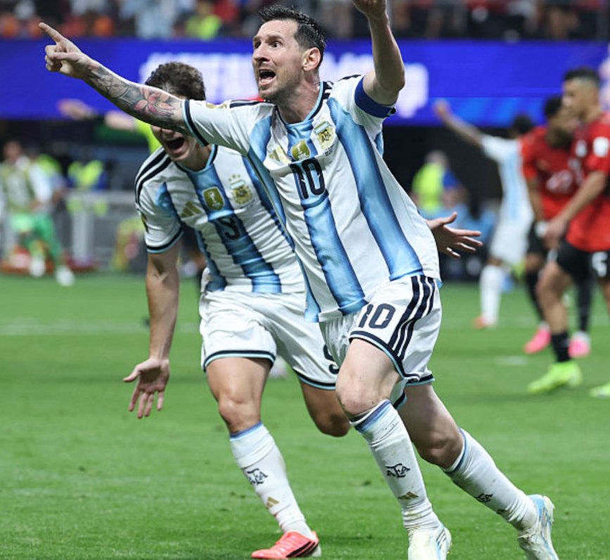 EPLworld's tweet photo. ‼️🗣️ زلاتان إبراهيموفيتش عن ليونيل ميسي:

"لقد تحول إلى وحش، ولم يعد أحد قادرًا على إيقافه."

"واصل التقدم بلا توقف، وهذا هو ميسي الذي اعتدنا رؤيته، وما زلنا نراه حتى اليوم."

"تذكروا، لقد سبق له أن فاز بكأس العالم، وحقق العديد من الألقاب، وفاز بالكرة الذهبية، وأنجز كل شيء."

"عندما تنظر إلى سيرته الذاتية الكروية، تجدها مثالية، ومع ذلك لا يزال يملك الرغبة والجوع لتحقيق المزيد."