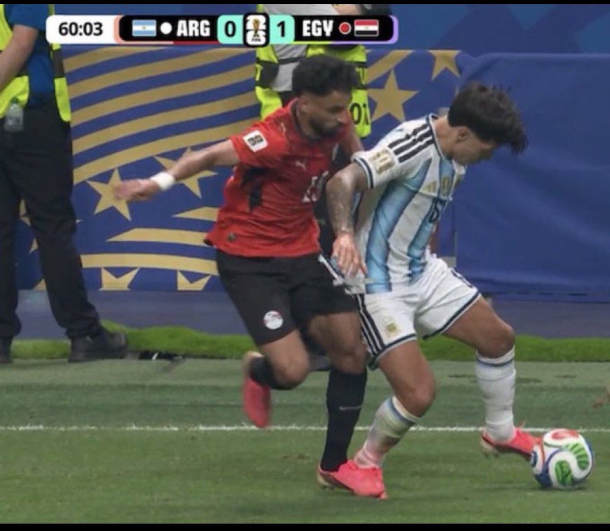 7amadQalam's tweet photo. نفس اللقطه بس المنتخب مختلف
وحده تنحسب و الثانيه تنلغي.. 

👎👎👎 https://t.co/u1kfSrFclp