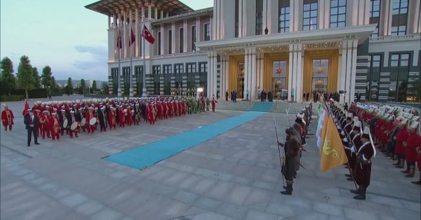 ekremataer's tweet photo. Mehter milli gururumuzdur. Dünya ordu mûsıkîsinin öncüsüdür. Bando ile yan yana olması da ayrıca ciddi bir mesajdır. Geçmiş ve bugün yanyanadır. Geçmişe sahip çıkarak bu günü yaşamak doğru olandır. Oscar mantığının kırmızı halı saplantısının dışına çıkılması da ayrıca önemlidir. https://t.co/eQcXjBjsyy