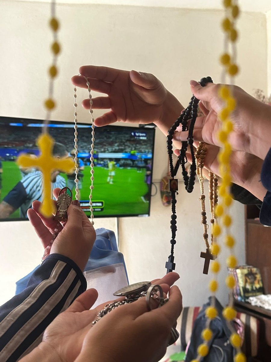 nazainiguezz's tweet photo. CON MIS HERMANAS NOS PUSIMOS A REZAR YA CUANDO ESTABA TODO PERDIDO, VIVA ARGENTINA Y VIVA LA VIRGEN https://t.co/zxTDvIpKxb