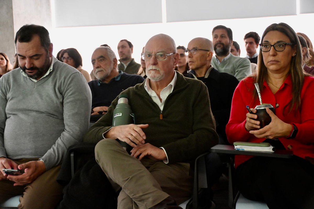 MAmbienteuy's tweet photo. 📘💧 Presentamos el nuevo Manual de Diseño y Construcción de Pequeñas Presas, en el marco de la 2da. Jornada Técnica de Represas.

🦺 Brinda criterios técnicos para obras más seguras, procesos verificables y una mejor gestión de estas infraestructuras.

🔗https://t.co/G3AlnCRZyM https://t.co/QyRRtaGTA3
