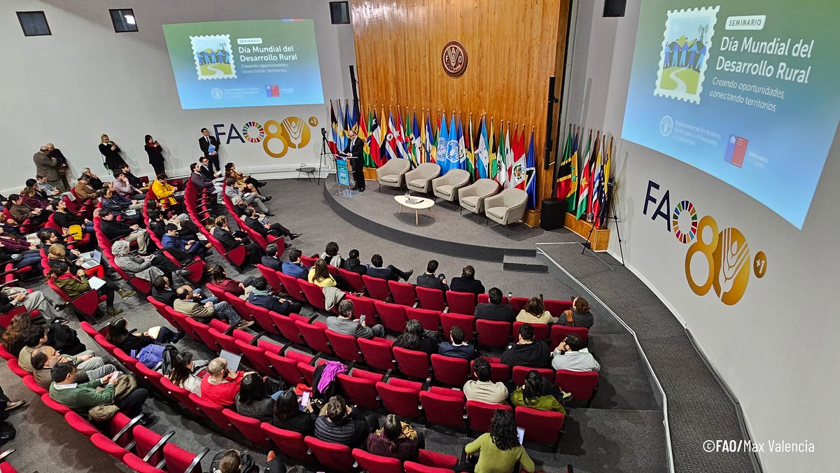 FAOChile's tweet photo. 🇨🇱 FAO Chile y @ODEPA conmemoraron el Día Mundial Del Desarrollo Rural con un seminario sobre la Política Nacional de Desarrollo Rural, con la participación del Representante Regional @FAOAmericasADG, la Rep. @FAOChile Maya Takagi y el subsecretario @MinagriCL Francesco Venezian. https://t.co/sll0dcu5hs