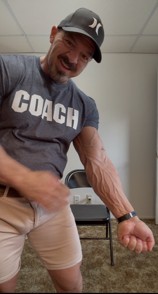 Gymbo2mfk's tweet photo. Coach is all ripped up and still happy to flex for his boys.

DM if you’d like a coach video for yourself 💪🏼😏 https://t.co/Iq34t6qdIw