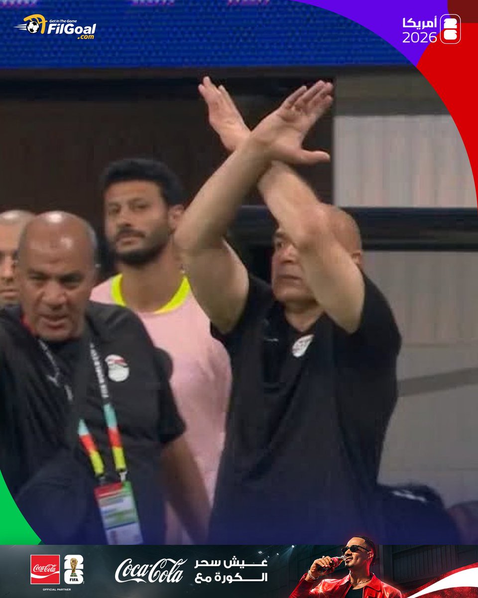 FilGoal's tweet photo. حسام حسن رفع إشارة فيفا التي تعني "لا للعنصرية" للحكم الفرنسي لحظة احتسابه هدف الأرجنتين الثالث وعدم العودة لتقنية الفيديو في لقطة عرقلة صلاح.

الإشارة التي استخدمها مدرب منتخب مصر تم استحداثها في سبتمبر 2024 من قبل الاتحاد الدولي لتنبيه الحكم للتعرض للعنصرية. 

#كأس_العالم https://t.co/xWECeTqqbb