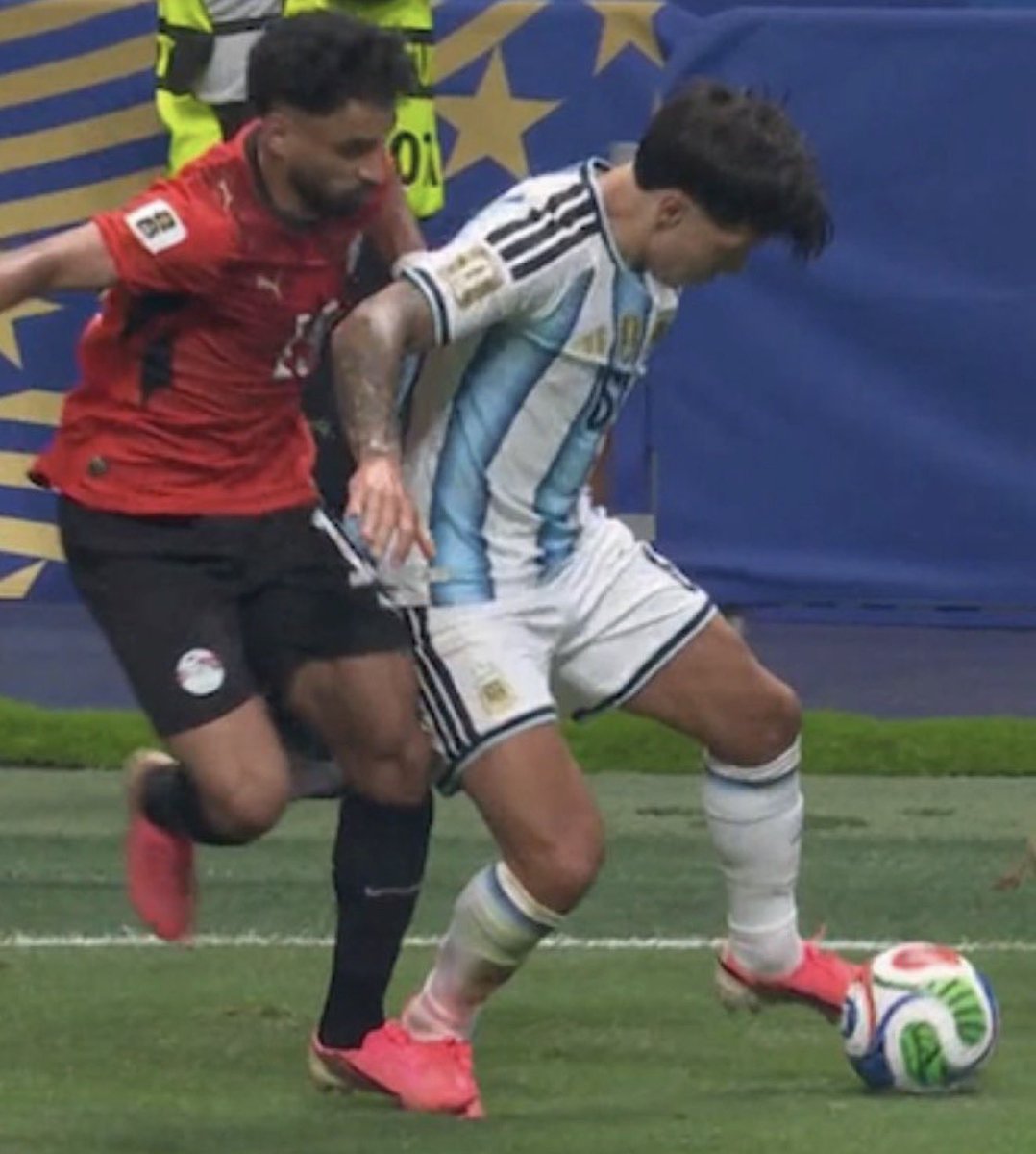 Utdtruthful's tweet photo. 🚨🗣️ Bacary Sagna on Egypt’s disallowed goal: “It’s a FOUL, there’s contact, he stepped on his foot. The VAR did well.

“Referee? His game management was SUPERB, I'm comfortable with the decision, there’s a contact.

“As much as I celebrated Egypt’s goal, it’s a foul [on Lisandro Martinez]”.