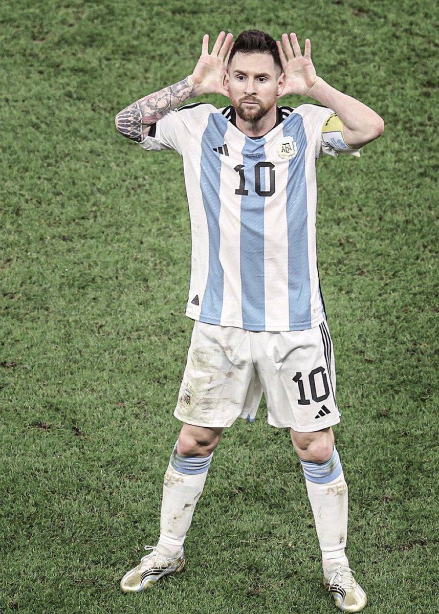TouchlineTenz's tweet photo. Imagine missing your second World Cup penalty, watching your free kick crash off the crossbar, misplacing passes throughout the game and then delivering an assist and scoring within two minutes. No one has ever done it. No one ever will. The greatest of all time 🐐🇦🇷 https://t.co/3CTcl4HQPQ