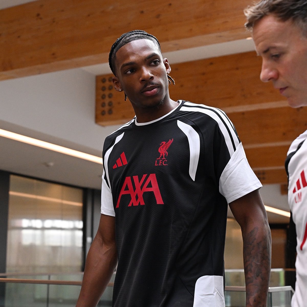 currency35y's tweet photo. Giovanni Leoni &amp; Jérémy Jacquet back at the AXA training centre today 🇮🇹🇫🇷
#Adika #stevo @LFC https://t.co/s7YJsAjqFL