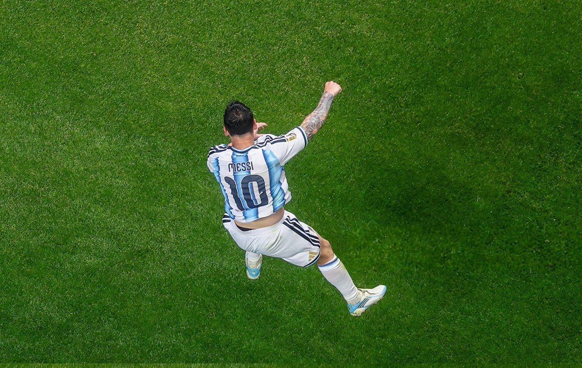 MessiBrasilHD_'s tweet photo. Esse foi o 9º JOGO SEGUIDO de Copa do Mundo que Messi marca pelo menos um gol. 

Desde as oitavas de final da Copa do Mundo de 2022.

O maior da história. 🐐👽 https://t.co/LlUZ3nCSQM
