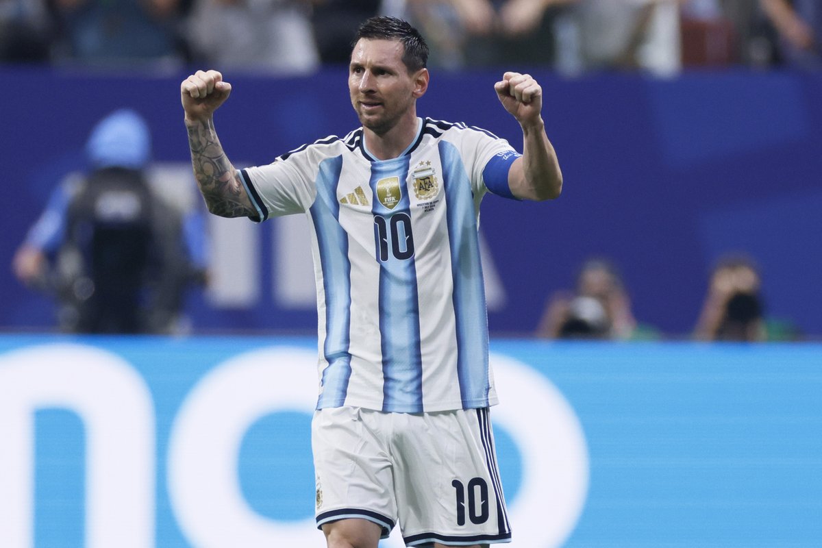 FIFAcom's tweet photo. Argentina are through to the @FIFAWorldCup quarter-finals as Enzo Fernandez scores the 3,000th goal in FIFA World Cup history 👏🇦🇷 https://t.co/gKg0tafSMr