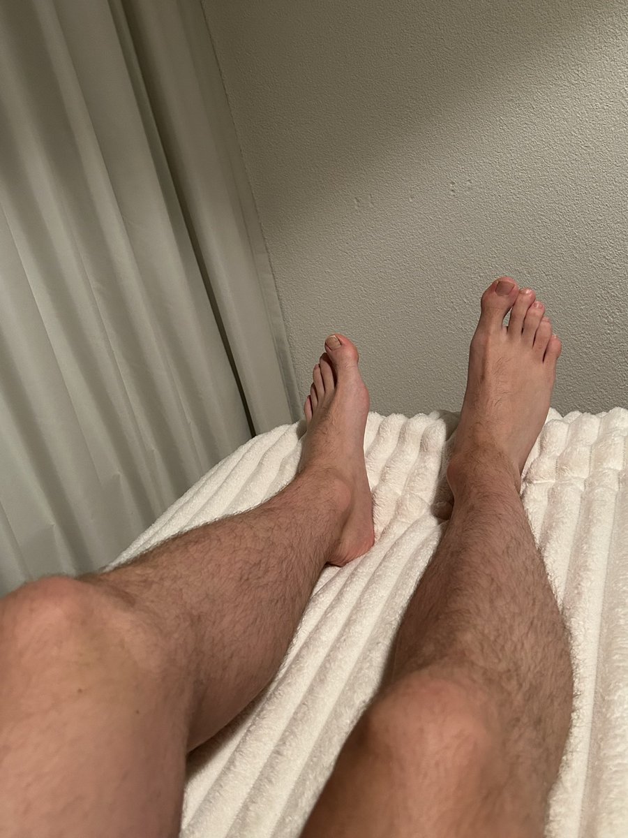 HiddenSoles24's tweet photo. Just chilling😌

#feetcare #feet https://t.co/Ol9HHQFcWE