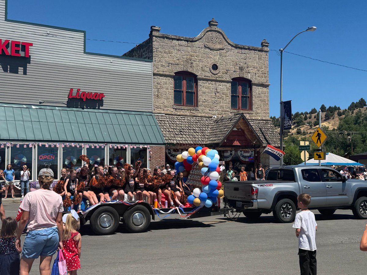 CheungMenie's tweet photo. The American people are truly proud of the 250th anniversary Independence Day parade in the rural areas. https://t.co/wgph8I2qic