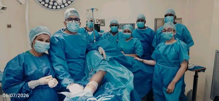 TaniaMCruzHdez's tweet photo. Cada segundo cuenta cuando se trata de salvar vidas. En CSI "Dr. Salvador Allende", equipo quirúrgico de la Brigada Henry Reeve y del CSI unieron sus manos en cirugía de urgencia para devolverle la salud a paciente damnificado por el sismo del pasado 24 de junio.

#CubaSalvaVida https://t.co/lH3mhAVNkg