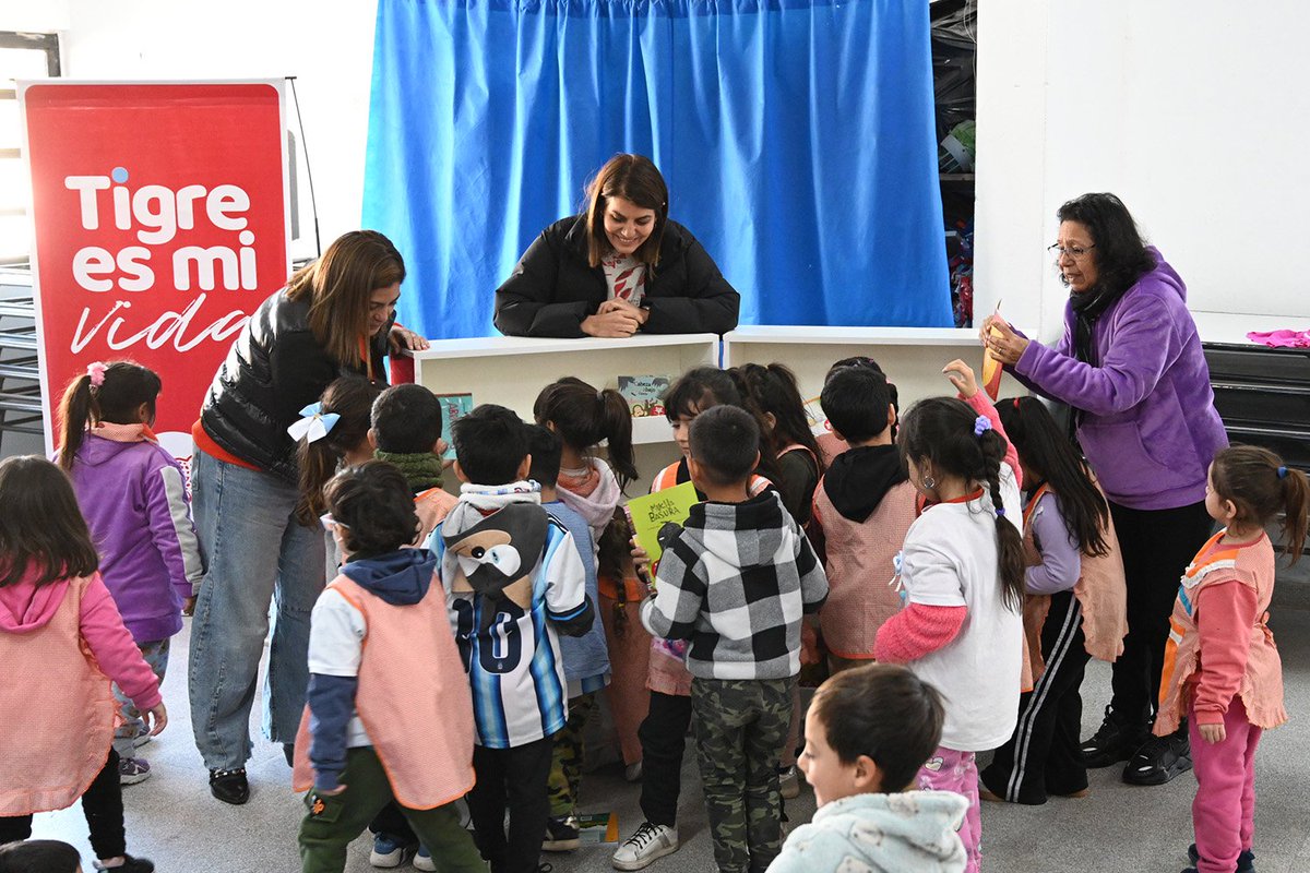 GiselaLZamora's tweet photo. Participé de la entrega de una biblioteca móvil en el jardín N°950 de Nuevo Delta, una iniciativa que busca fomentar el hábito de la lectura y acercar a niñas y niños al maravilloso mundo de los libros 📖📚 https://t.co/t03HBmbfjW