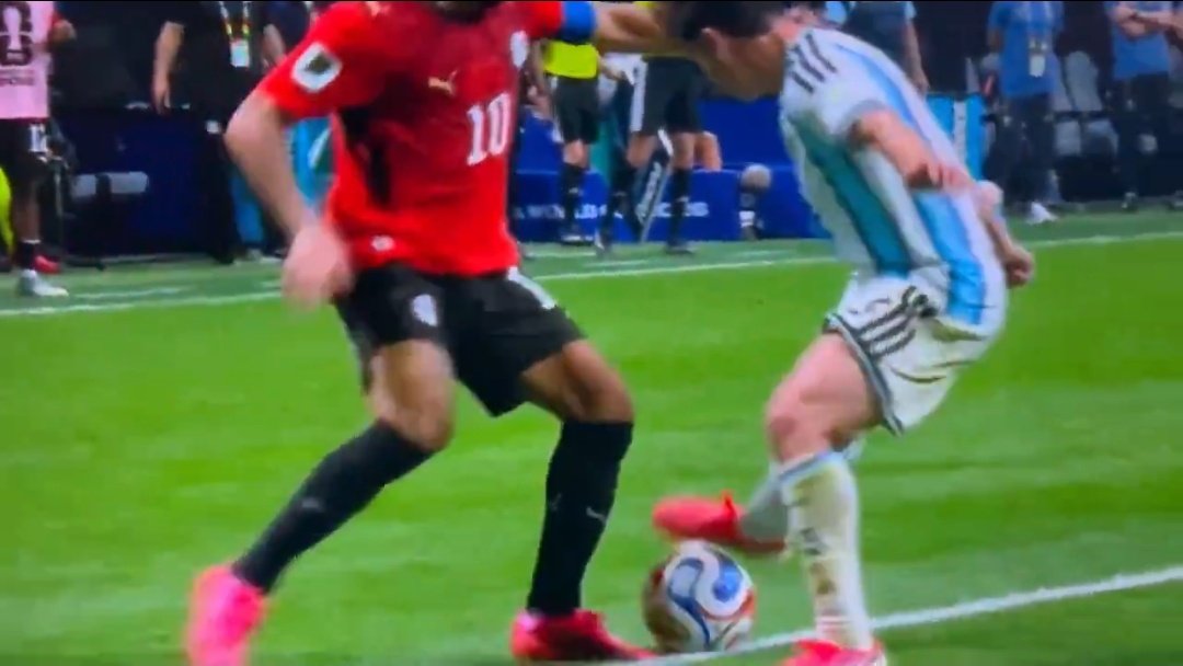 weituii's tweet photo. @madrid_total2 El argentino la toca y después salah quiere seguir adelante pero se cae por el pie del argentino, es un contacto normal sin falta https://t.co/ocB6x5q1Zp