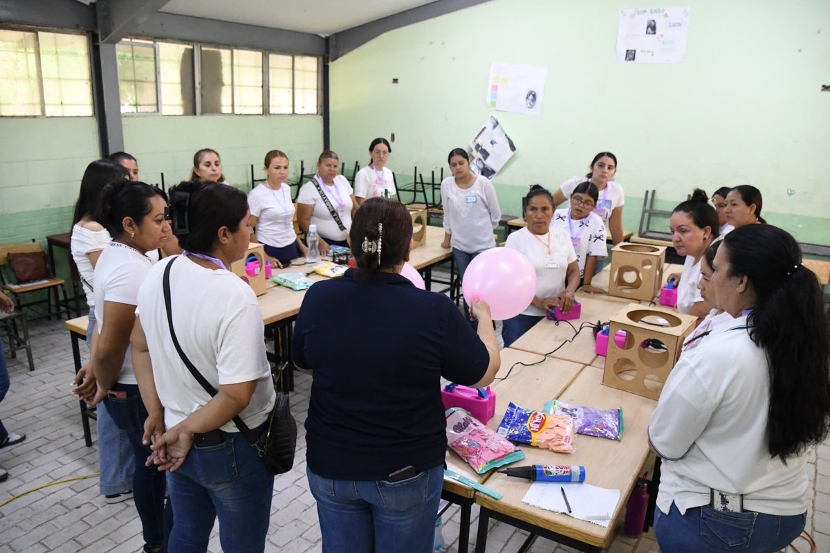 YeralBonillaV's tweet photo. ¡Iniciamos los Cursos de Verano Gratuitos en Villa Juárez! 🤸‍♀️🎨⚽

Con actividades deportivas, culturales y de capacitación para niñas, niños, jóvenes y personas adultas. 

Porque invertir en el bienestar del pueblo siempre será la mejor forma de construir un mejor Sinaloa 🤝 https://t.co/RO9F82Ubwu