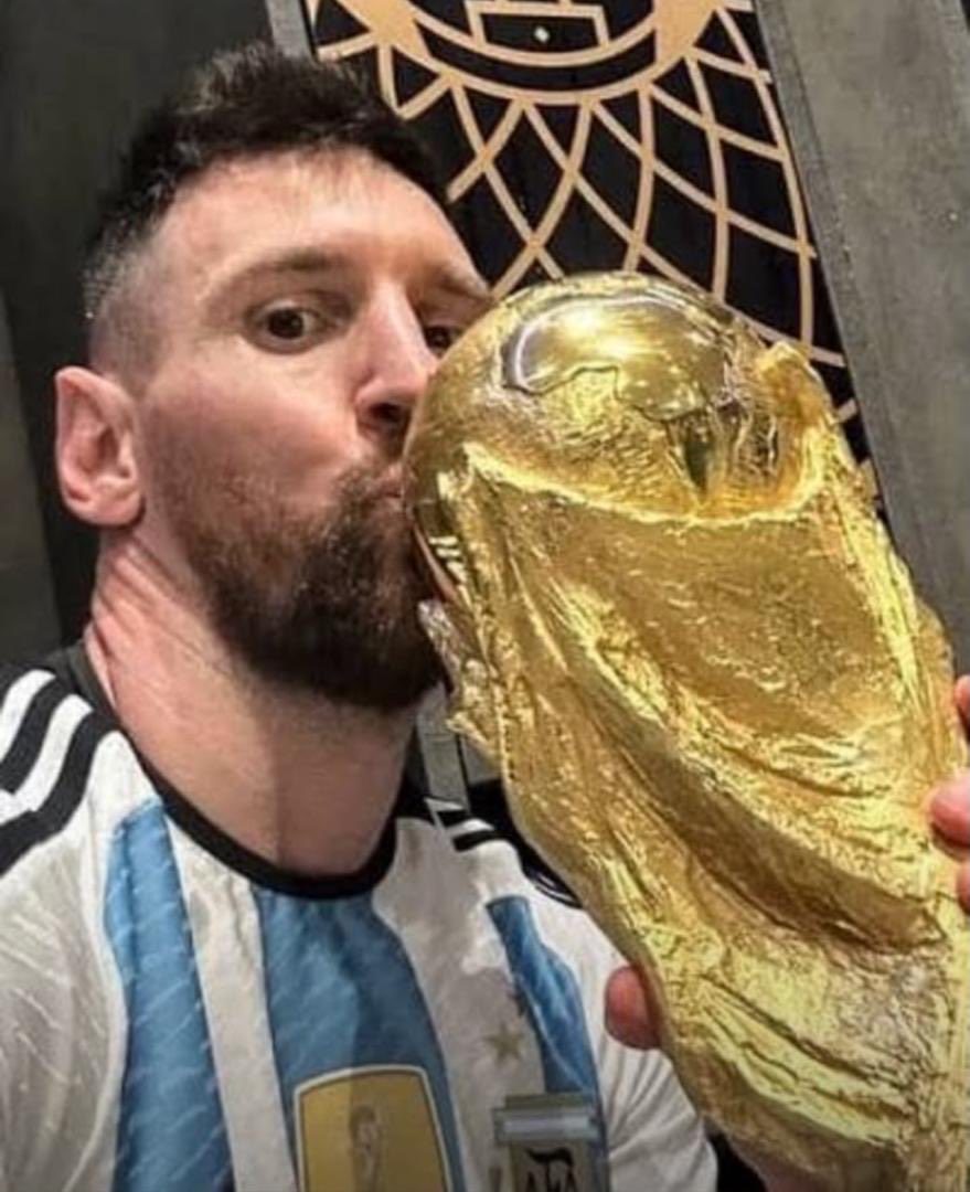drgreatangel's tweet photo. How Do You Miss A Penalty And Go Ahead To Score A Goal And Give An Assist in the World Cup Last Minute. If Haaland Is A Sorcerer Messi Is A god!! ⚽️
You’re The GOAT Messi.💯

Congrats Argentina 🇦🇷 https://t.co/i5phlofqqm