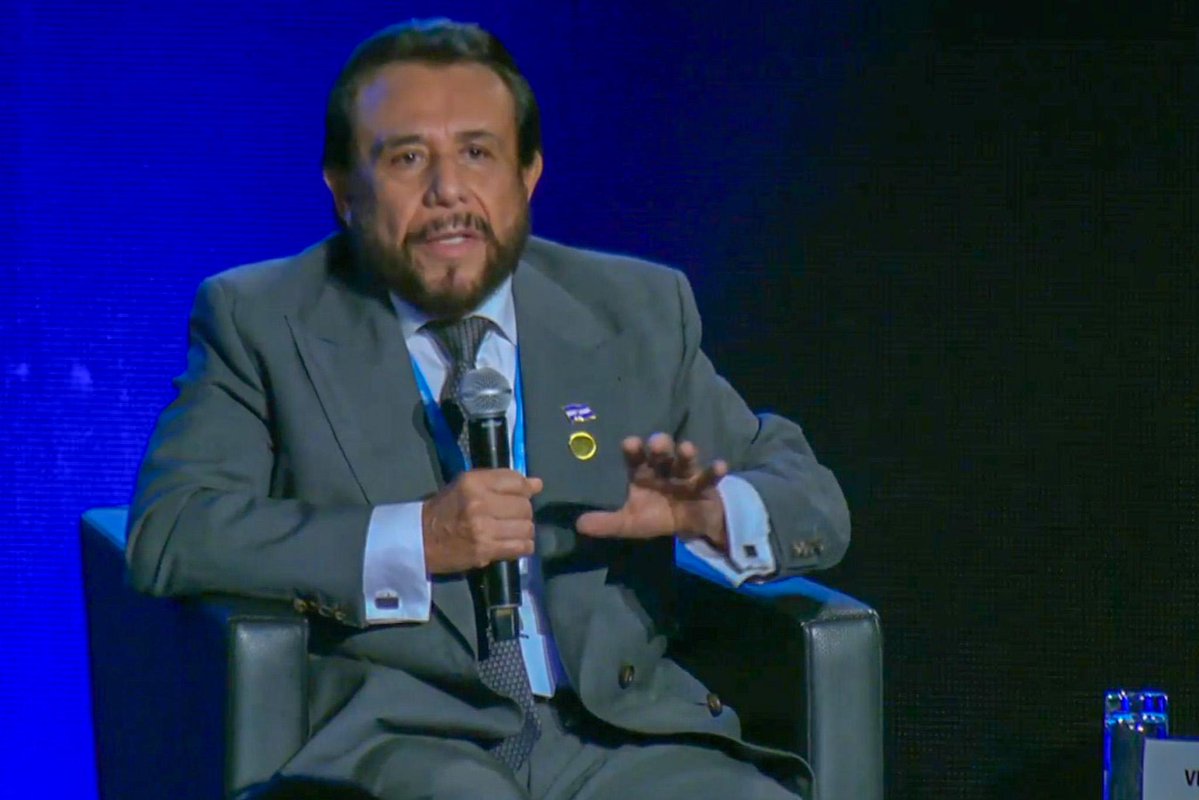 VCpresidenciaSV's tweet photo. 🇺🇳🇸🇻 Como parte de la agenda del Primer Diálogo Global sobre la Gobernanza de la Inteligencia Artificial, en la ONU, el Vicepresidente de la República de El Salvador, Sr. Félix Ulloa hijo (@fulloa51), participó en el debate temático “Superar las brechas de la IA: desarrollo de capacidades, acceso y fundamentos digitales”, junto al Director General de la UNESCO, Sr. Khaled El-Enany (@UNESCO_DG).

En su alocución, el Vicepresidente Ulloa enfatizó que, con la creación la Agencia Nacional de Inteligencia Artificial (ANIA), El Salvador ha alcanzado avances importantes en la construcción de un ecosistema jurídico e institucional favorable para el desarrollo de la IA, actualmente existen cuatro leyes:
-Ley de Fomento a Inteligencia Artificial y  Tecnologías.
-Ley para la Protección de Datos Personales.
-Ley de Ciberseguridad y Seguridad de la Información.
-Ley de Tecnologías Robóticas
Estas han contribuido a generar confianza y atraer el interés de actores estratégicos del sector tecnológico, como #Google y #Tether.

Afirmó que la cooperación internacional constituye un eje clave de la visión salvadoreña en materia de inteligencia artificial. Reiterando la disposición de El Salvador de continuar trabajando junto a la @UNESCO  para aprovechar su experiencia técnica y académica, cerrar las brechas y asegurar que los beneficios de la IA lleguen a todos los sectores de la población.

El Vicemandatario agradeció al Director El-Enany, por la implementación de la Metodología de Evaluación del Estado de Preparación para la Inteligencia Artificial (Readiness Assessment Methodology – RAM), destacando que este proceso ha permitido identificar tanto las fortalezas como los desafíos del país en materia de gobernanza, infraestructura, competencias, legislación y adopción responsable de la IA.

También subrayó las acciones impulsadas por el Gobierno del Presidente @nayibbukele para ampliar el acceso digital, entre ellas la entrega de computadoras, el uso de herramientas como Google Classroom y los esfuerzos para llevar conectividad a todo el territorio nacional. La participación de El Salvador en este espacio de alto nivel reafirma su papel como un actor comprometido con la construcción de una gobernanza de la inteligencia artificial basada en la cooperación internacional, el fortalecimiento de capacidades y la innovación responsable, contribuyendo activamente a las discusiones que definirán el futuro de esta tecnología a nivel global.