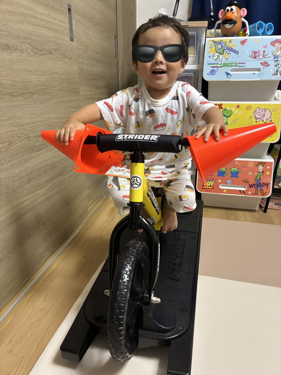 884orz's tweet photo. カラーコーン好き過ぎる兄 https://t.co/qkiiEvGawv
