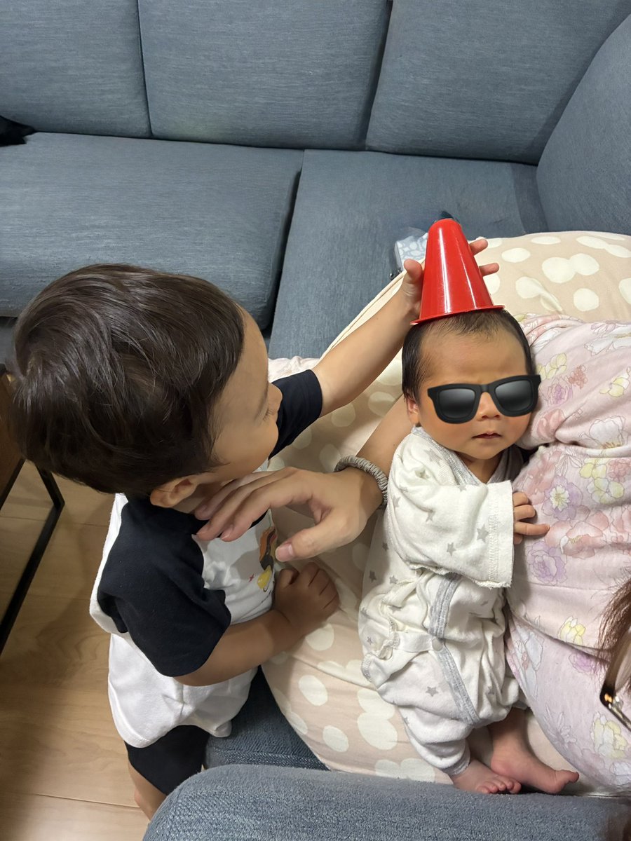 884orz's tweet photo. カラーコーン好き過ぎる兄 https://t.co/qkiiEvGawv