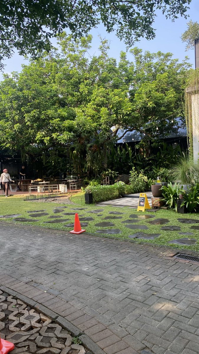 alyeeey's tweet photo. ada studio indoornya juga! parkiran cukup luas tp tetep harus penuh perhitungan jg soalnya yg dateng juga banyak waktu itu. btw kayanya dia gak ada valet deh? tp tukang parkir nya helpful sihh.  deket halte busway koridor 6 jadi bisa jadi opsi tu. jujurrr design luar nya sgt ind https://t.co/ylGJ8M5epE