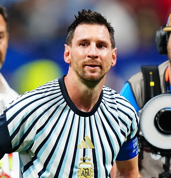 futbolarena's tweet photo. 🚨 Mısırlı eski futbolcu Mohamed Aboutreika: "Golümüz verilmedi. Messi'ye karşı oynuyoruz. Hakemlere karşı oynuyoruz. FIFA'ya karşı oynuyoruz. Bugün Mısır'ın hakkı yenilmiştir." https://t.co/dEedCr6GQ8