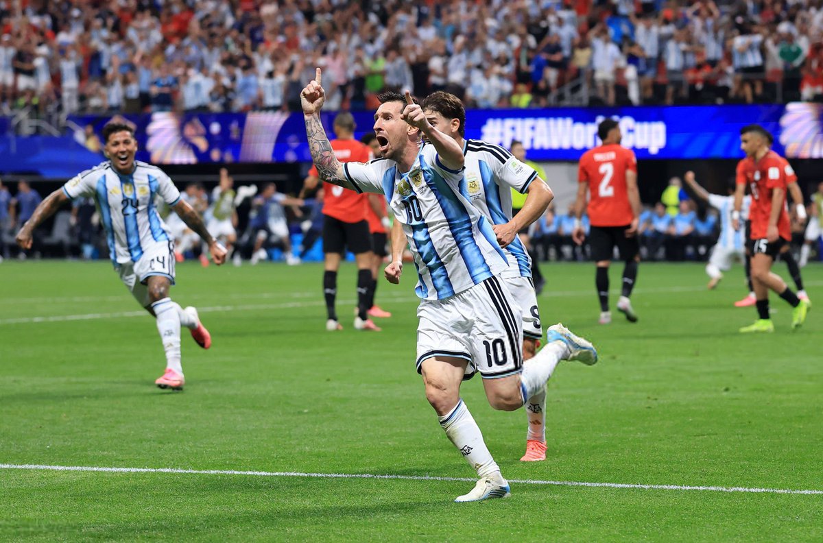 1OAFC's tweet photo. الم تتعب يارجل؟أرحم عقولنا ارجوك
39عام ومازلت تلعب بهذا الشغف والقتاليه
تضيع ركله جزاء ومصر متقدمه ثم ماذا ؟؟تسجل الثاني وتذهب الى الدقيقه 75 وما زالت كماهي النتيجه والأنظار كلها تراقبك

ف تصنع الاول وتسجل الثاني وتقاتل حتى اتى هدف الانتصار 
نعم هو ميسي هو الافضل يا ساده🐐💙💙💙 https://t.co/xL44ob1HMp