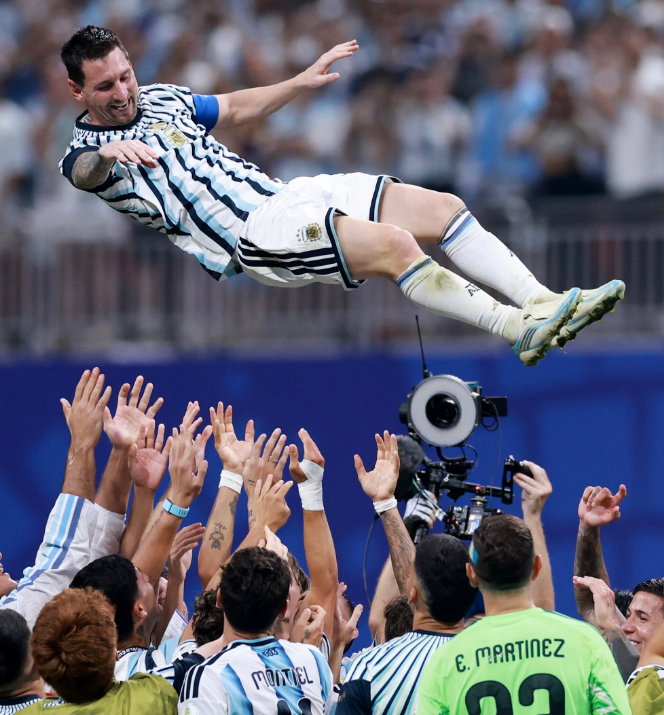 _pedrojg's tweet photo. Perdendo por 2 gols e faltando poucos minutos pra acabar o jogo. Vi esse filme dois dias atrás. A diferença é que o rival da carrinho de cabeça se for necessário. Lutam até o ultimo segundo do relógio. Esses caras são tudo que eu queria que a seleção brasileira fosse. Triste https://t.co/kEevfSZHmS