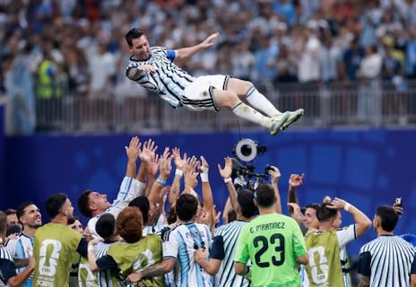 pythaginboots's tweet photo. This carry job by an ageing Messi is so insane… 

He looked his age for large portions of the game, crowded out by the bodies and for once looking mortal - running into them clumsily.

Then peels out wide and turns back the clock. Winger Messi like when he broke onto the scene…

Then the delivery to instigate the comeback, the perfectly executed half-volley…

Epitomises him. Feeds others first, but equally capable of seizing the moment himself too. Perfect balance of team player and hero…

The GOAT 🐐 

#argentina #fifaworldcup
