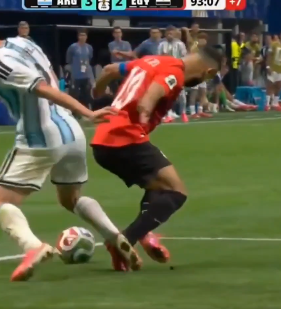 br25586's tweet photo. @DarLeonelAM @lautarodeIcampo Si capaz en otro deporte fue penal, uno siguio con la pelota adelante y el otro la perdio y se olvido la pelota atras buscando un foul https://t.co/Tpa6NboBVD
