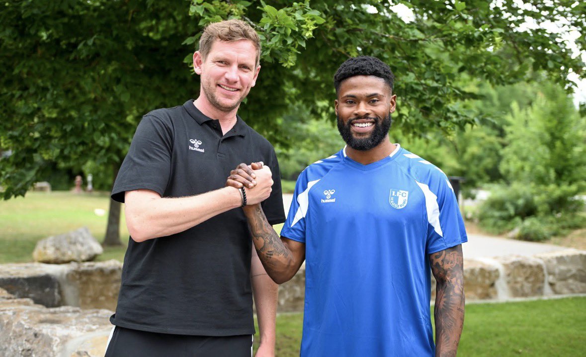 1fc_magdeburg's tweet photo. 𝐖𝐢𝐥𝐥𝐤𝐨𝐦𝐦𝐞𝐧 𝐳𝐮𝐫ü𝐜𝐤, 𝐌𝐨𝐦𝐨! 😁

Moritz-Broni Kwarteng trägt zukünftig wieder das FCM-Trikot. Der 28-Jährige, der bereits von 2022 bis 2023 in Blau-Weiß spielte, wechselt vom VfL Bochum zurück an die Elbe.

📸: FCM / Nicole Otremba
—————
#EINMALIMMER https://t.co/5S0FKLxpJc
