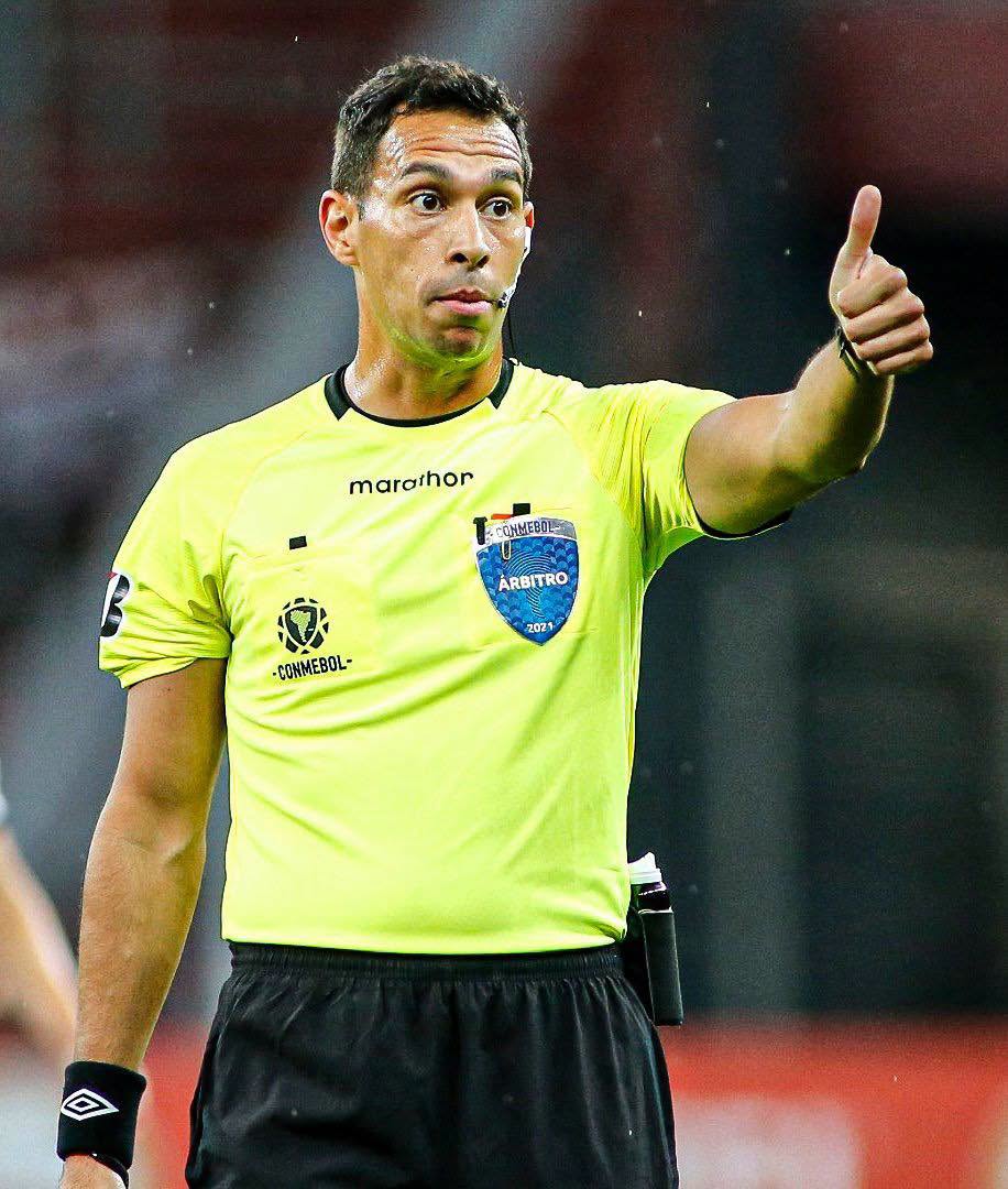 Footballtweet's tweet photo. 🚨 𝗢𝗙𝗙𝗜𝗖𝗜𝗔𝗟: There will be FIVE Argentine referees officiating France vs. Morocco. 😱

🇦🇷 Facundo Tello: Referee
🇦🇷 Juan Pablo Belatti: Assistant Referee
🇦🇷 Gabriel Chade: Assistant Referee
🇦🇷 Darío Herrera: Fourth Official
🇦🇷 Cristian Navarro: Reserve Assistant Referee

FIFA being FIFA. 👍