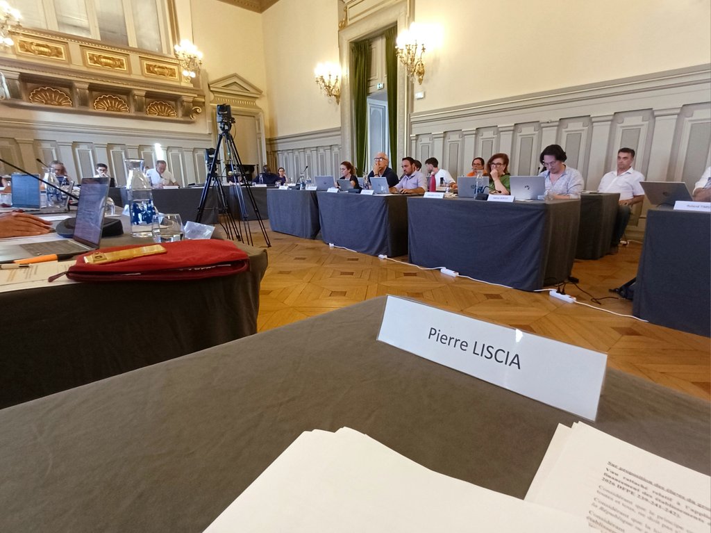 PierreLiscia's tweet photo. "La clim, c'est mal. Sauf quand on peut profiter de celle des autres !"

En Conseil du 19e, la gauche s'oppose catégoriquement à la climatisation des écoles... mais vote la réquisition des bâtiments privés climatisés !

Nous avons voté contre cette soviétisation de la fraîcheur. https://t.co/XEzBJ4B33r
