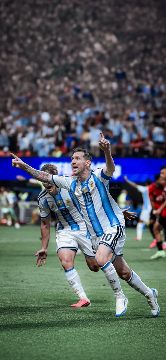 7nawafvr's tweet photo. ⁴ᵏ The king of football ᴹᵉˢˢᶦ 👑💙

• #Messi | #Argentina      
• #FIFAWorldCup2026 | #Wallpapers https://t.co/K6PAKAirZn