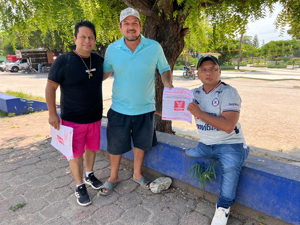 PETEOOAX's tweet photo. 🔴⚪ ¡La Ola Grana Cochinilla ya recorre San Francisco del Mar! ❤️🤍

La fuerza de la transformación continúa llegando a cada rincón de Oaxaca. Nuestro Secretario de Elecciones, Oscar Romero Lara, junto con Luis Alberto Martínez Martínez y Salomón Vicente Cabrera, integrantes del Comité Municipal de San Francisco del Mar, siguen fortaleciendo la organización y el trabajo cercano con la ciudadanía.

Con unidad, compromiso y participación, seguimos construyendo un partido sólido, cercano a la gente y listo para impulsar la verdadera transformación de nuestro estado.

#LaOlaGranaCochinilla #TransformaciónOaxaqueña #SomosLaFuerzaDeLaTransformación #SomosLaFuerzaDeLaTransformación
#LaFuerzaDelCambioVerdadero

@SalomeMtzS