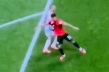 JhWalkerman's tweet photo. @Quesadacid SE CAE POR Q LE TOMA DEL BRAZO, NO PORQUE SE LO LLEVARA CON LA PIERNA, Y LA FUERZA NO ES TANTO PARA QUE LO TIRE, SI NO SIMULA. POR ESO EL ARBITRO NO COBRO NADA. 
SEGUNDO, ELARG LE QUITA BIEN LA PELOTA, DA UN PASO ATRAS Y EL JUGADOR DE EGYT VA HACIA DELANTE Y PEGA EN EL PIE DEL AR https://t.co/2w7XcoclqW