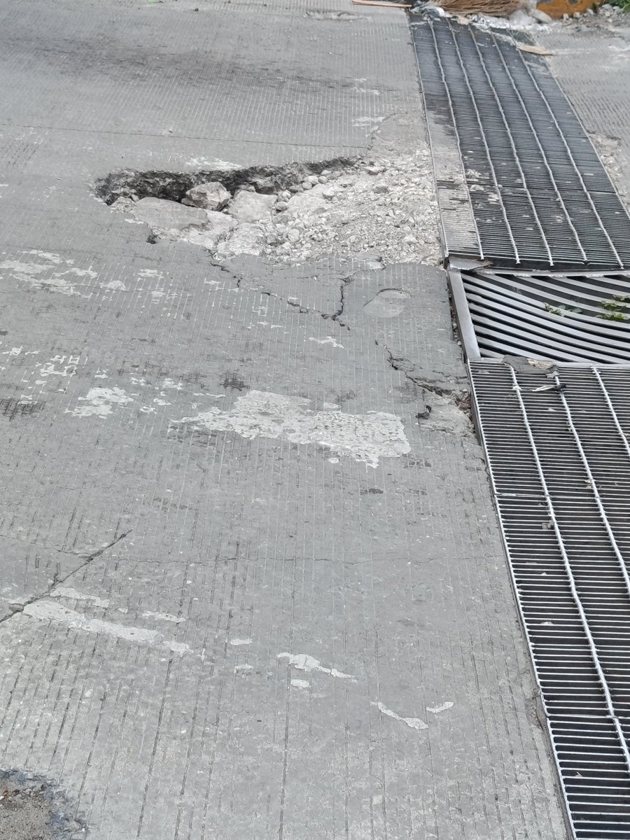 ObiwanCanseco's tweet photo. Porfa se apoyo con este bache en 17 poniente y Esteban de Antemano, se está hundiendo el piso 
@InfraPue https://t.co/31LUWZIGUx