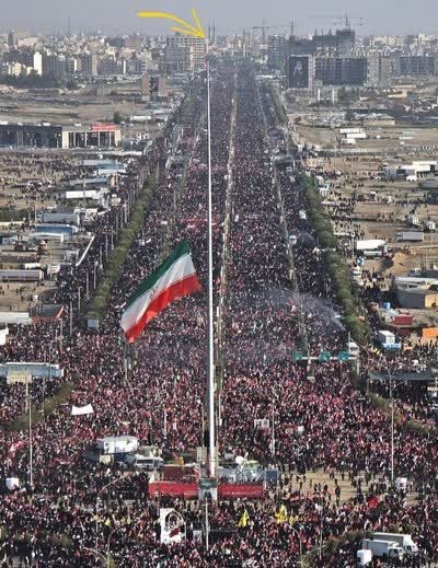 Gholami791's tweet photo. این تلاطمِ عاشقانه، این موجهای بیقراری که از حرم تا حرم میدوند، 
نمایشِ شکوهِ شیعه‌ست، 
وتمرینِ عینیِ ظهور؛ 
تمرینِ دلهایی که برایِ «یا صاحبَ الزمان» پر میکشن
این، آماده باشِ آسمانیِ زمینیان است، پیش از طلوعِ آن صبحِ بی‌غروب.
#باید_برخاست
#Killtrump
#WeMustRise
#MartyrKhamenei https://t.co/zjU9DubVIu
