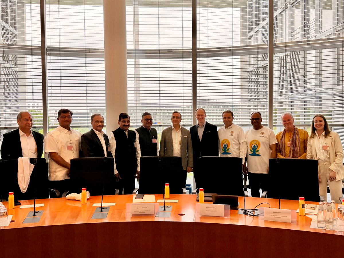 sukadev's tweet photo. Yoga im Deutschen Bundestag. Foto mit MdB Henri Schmidt und His Excellence indischer Botschafter Ajit Gupte 

Anlässlich der Feiern zum International Day of Yoga durfte ich im Deutschen Bundestag über „Yoga in Deutschland“ sprechen – vor Abgeordneten, Vertreterinnen und Vertretern der indischen Botschaft, der indischen Gemeinschaft und der hinduistischen Gemeinschaft.

Meine zentrale Botschaft:

Yoga ist in Deutschland nicht erst angekommen, als Yogamatten in Fitnessstudios lagen.

Yoga und indisches Denken haben Europa – und besonders Deutschland – viel früher und tiefer geprägt, als uns meist bewusst ist.

Manchmal direkt: durch Begegnungen, Übersetzungen, Lehrer, Bücher und Praxis.

Manchmal indirekt: durch Philosophie, Romantik, Psychologie, Naturheilkunde, Lebensreform und moderne Gesundheitskultur.

Und manchmal so tief, dass wir heute gar nicht mehr erkennen, woher manche Selbstverständlichkeiten kommen:

Dass der Mensch seinen Geist schulen kann.
Dass Körper, Atem und Bewusstsein zusammengehören.
Dass innere Freiheit wichtiger ist als äußere Umstände.
Dass Religion nicht nur Glaube ist, sondern Erfahrung werden kann.
Dass Frieden nicht zuerst ein politischer Vertrag ist, sondern eine Fähigkeit des Bewusstseins.
Yoga stammt aus dem Hindu Dharma. Es ist ein großer Strom indischer Weisheit. Und gerade weil Yoga tiefe Wurzeln hat, kann es weit verbinden.
In meinem Vortrag habe ich vier Linien aufgezeigt, in denen Yoga Deutschland mitgeprägt hat:
Selbstbeherrschung, Gleichmut und ethisches Handeln
Innerlichkeit, Selbsterfahrung und die deutsche Romantik

Gesundheitskultur, Naturheilkunde und ganzheitliches Leben

Religion als Erfahrung – nicht nur als Bekenntnis

Yoga ist nicht Weltflucht. Yoga ist Schulung des Menschen, damit er in der Welt klarer handeln kann.
Gerade heute ist das wichtig.
Wir leben in einer Zeit äußerer Krisen und innerer Unruhe. Viele Menschen sind dauernd informiert, aber nicht ruhig. Dauernd vernetzt, aber nicht wirklich verbunden. Dauernd aktiv, aber nicht bei sich.
Yoga stellt eine unbequeme Frage:

Wie wollen wir die Welt ordnen, wenn unser eigener Geist in Unordnung ist?

Bevor wir Frieden fordern, müssen wir Frieden üben.
Bevor wir Dialog verlangen, müssen wir zuhören lernen.
Bevor wir andere führen, müssen wir lernen, uns selbst zu führen.

Dass Yoga im Deutschen Bundestag praktiziert und reflektiert wird, ist ein starkes Zeichen: Die Weisheit Indiens kann beitragen zu Gesundheit, Bildung, Dialog, Demokratie und Frieden.

Herzlichen Dank an Henri Schmidt MdB für die Einladung und Initiative.

Danke an Seine Exzellenz Botschafter Ajit Gupte und die Vertreterinnen und Vertreter der indischen Botschaft für ihre Präsenz.

Danke an Dr. Rajesh Mishra aus Bremen für eine wunderbare Yogastunde.
Danke an Sanjay Tambe für die Meditation mit vedischen Mantras.
Danke an Rakesh Veauli für seine verbindenden Worte als Vertreter der indischen Diaspora.

Und danke an Shankari, Valerie und Jnanadev von Yoga Vidya für ihre Unterstützung und Präsenz.

Ich danke Indien für dieses große Geschenk an die Menschheit. Ich danke den indischen Lehrern, Meistern und Traditionen, die Yoga über Jahrtausende bewahrt haben.

Möge Yoga in Deutschland nicht nur populär bleiben, sondern tief.

Nicht nur Bewegung, sondern Bewusstsein.
Nicht nur Entspannung, sondern Transformation.
Nicht nur Methode, sondern Brücke.

Namaste.