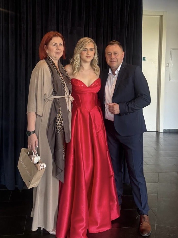 AnteDeur's tweet photo. Draga naša Emanuela, budi svoja, vjeruj u sebe i nikada nemoj izgubiti ovo veliko srce koje nosiš.

Maturalni ples nije samo kraj srednje škole. To je trenutak u kojem gledam koliko si odrasla, a u srcu te i dalje vidim kao onog malog anđela koji mi je prvi put stisnuo ruku. 🤍🌹 https://t.co/RnZbpPEUwl