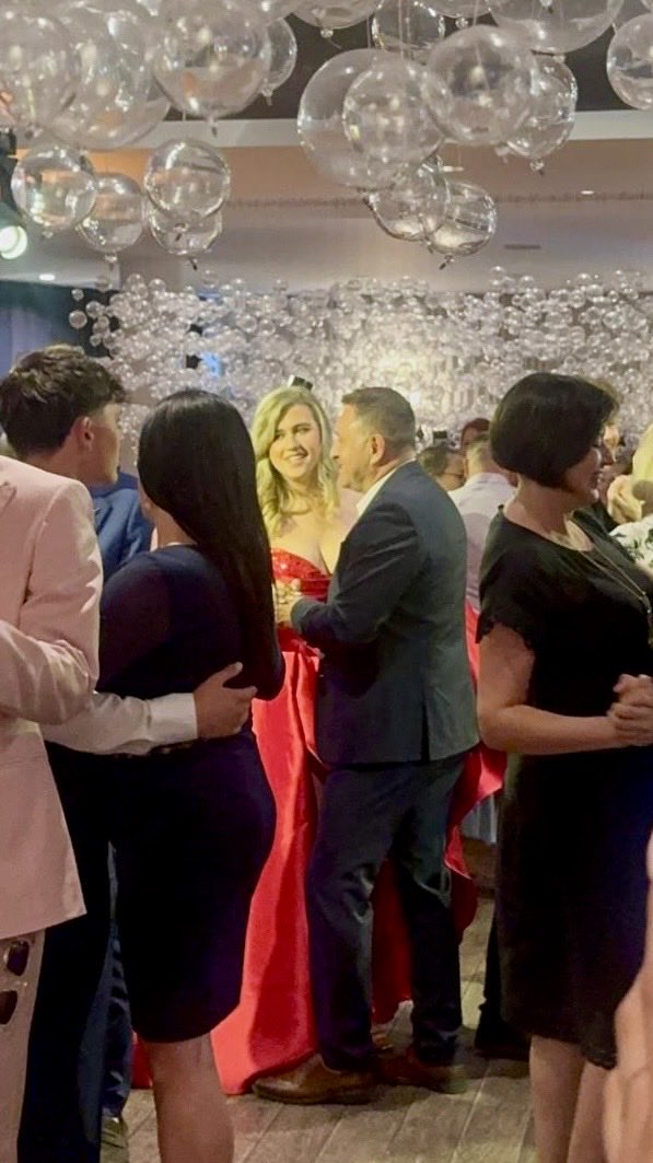 AnteDeur's tweet photo. Draga naša Emanuela, budi svoja, vjeruj u sebe i nikada nemoj izgubiti ovo veliko srce koje nosiš.

Maturalni ples nije samo kraj srednje škole. To je trenutak u kojem gledam koliko si odrasla, a u srcu te i dalje vidim kao onog malog anđela koji mi je prvi put stisnuo ruku. 🤍🌹 https://t.co/RnZbpPEUwl