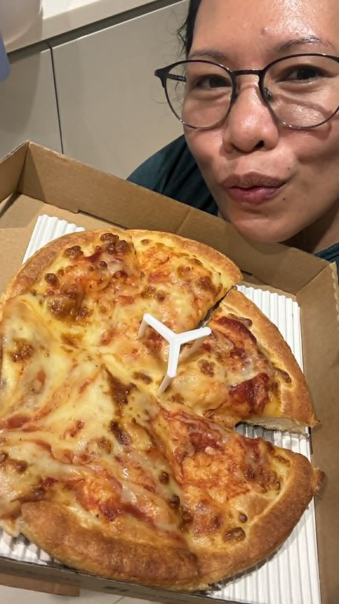 GenQuimba's tweet photo. Who else likes pizza?🍕
Today a friend gave me a voucher from @bitrefill so that I could afford to buy a huge, yummy pizza in @pizzahut here in Hong Kong. Thank you so much!
#Pizza #PizzaLover #HongKong #PizzaHut #Grateful #Bitrefill #HongKongLife https://t.co/ErTiwPoKhc