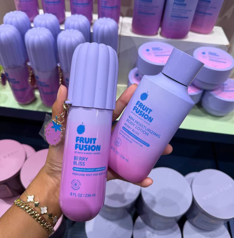 layxsnv's tweet photo. bath and body works NEW! “ fruit fusion “ collection 10/10 everything smells so FRUITYYY &amp; TROPICAL 🌴😫😫😫😍💳🍍✨ !!!!! https://t.co/nPh6GEE1cp