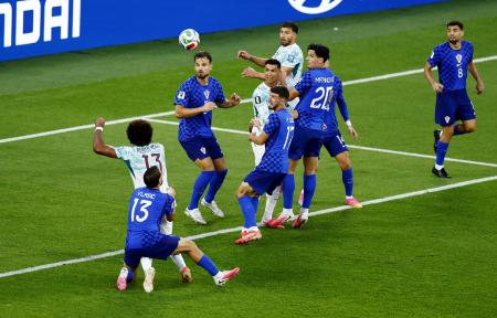 CroatiaFooty's tweet photo. 🎙️ Zlatko Dalić on the penalty awarded to Portugal:

"Look at the four or five fouls on Budimir in that match. Their centre-back was holding him in exactly the same way, but the referee didn't even give a foul. 

Then VAR intervenes for this penalty. Vlašić didn't pull him; he only shielded him with his arms. There wasn't enough contact for a penalty. 

I'm convinced that if the situation had been the other way around, they wouldn't even have reviewed it." [Americana]