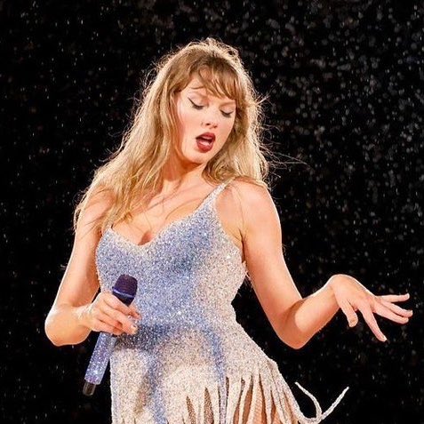 theTSupdates's tweet photo. NO TEARS, JUST&amp;T SAPPHIRE! 💎

Taylor Swift reportedly wore a blue sapphire bracalet to her wedding, it was gifted by Travis Kelce. https://t.co/u8mDpl1xSk