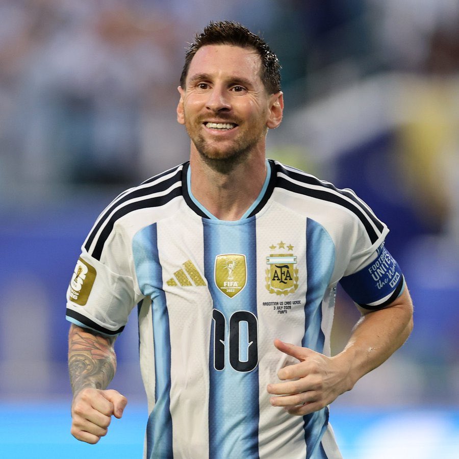 AZK_SA's tweet photo. ماذا لو كان ليونيل ميسي يملك كاريزما و شخصية كريستيانو؟

لاعب سوف يذكره التاريخ كثيرا 👏 https://t.co/VNiOVnwvrR