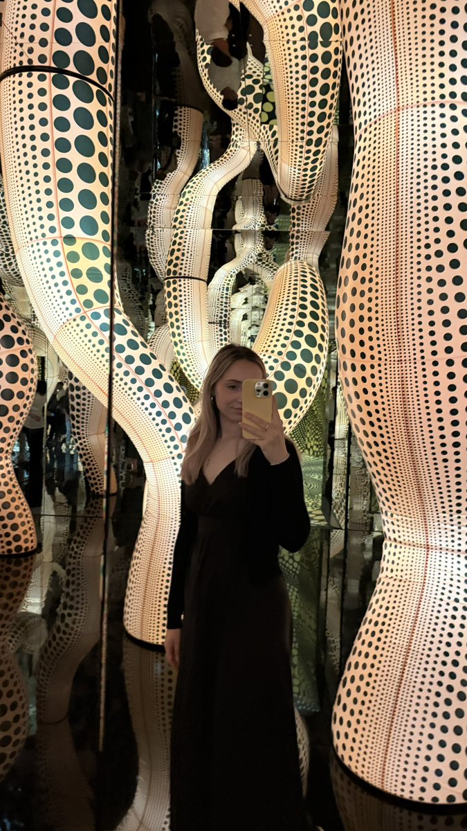 franzi25p's tweet photo. i finally made it to the yayoi kusama exhibition i talked about under one of stana's #affm posts, and it was so much fun https://t.co/RmiyAQysL1